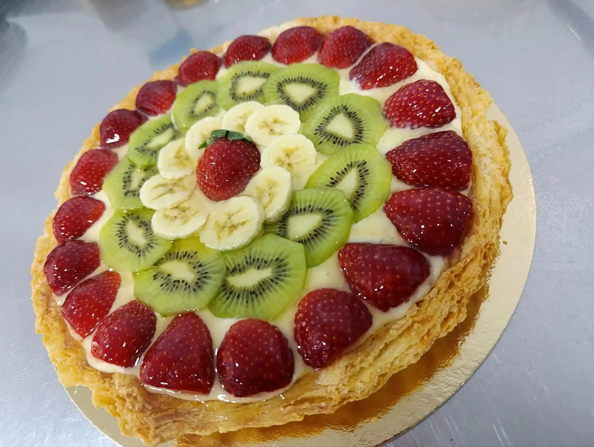 Tarta de hojaldre con frutas y crema